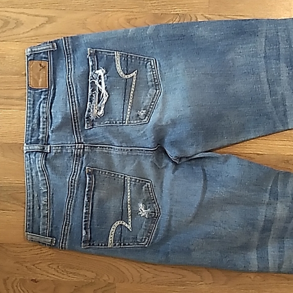 American Eagle Distressed Cropped Stretch Jeans. Size 4 - Picture 7 of 13